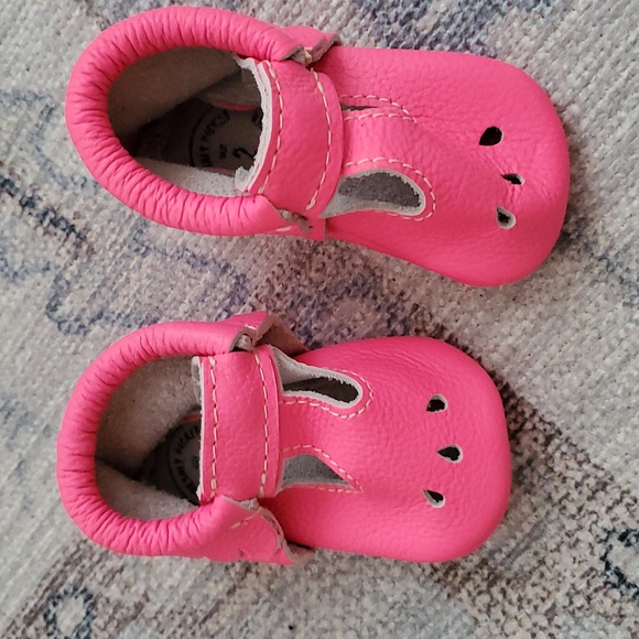 Freshly Picked Neon Pink Baby Girls Leather Crib Shoes Booties Sz2 - Picture 2 of 7